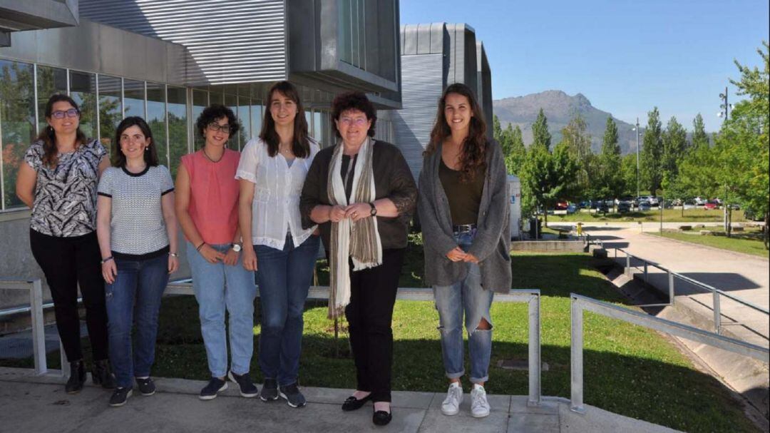 África González en una foto de archivo, con su equipo de investigación