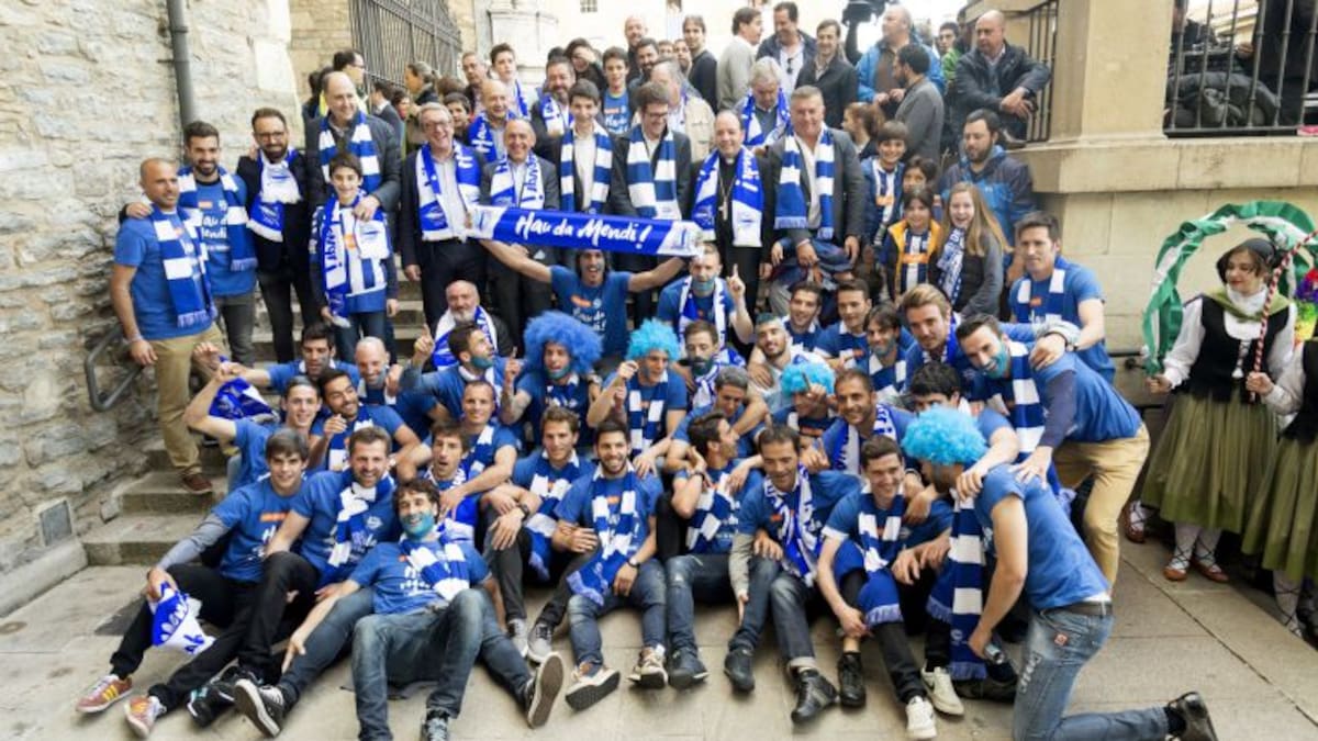El Alavés celebra su ascenso a Primera ante 25.000 personas
