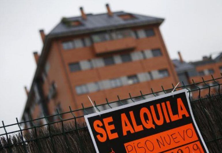 Cartel de alquiler de un bloque de pisos