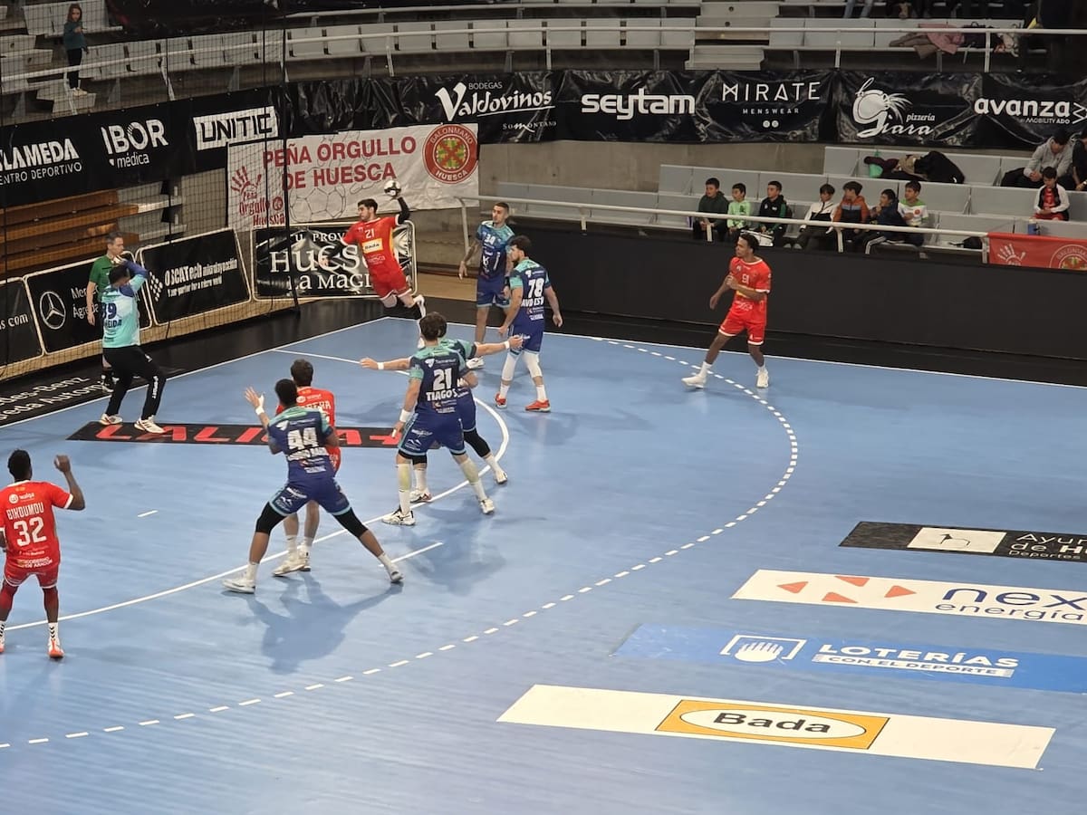 Bada Huesca sigue coqueteando con el descenso tras perder con Puente Genil