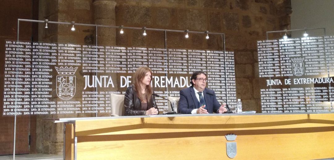 José María Vergeles y  María Isabel Moreno durante la rueda de prensa