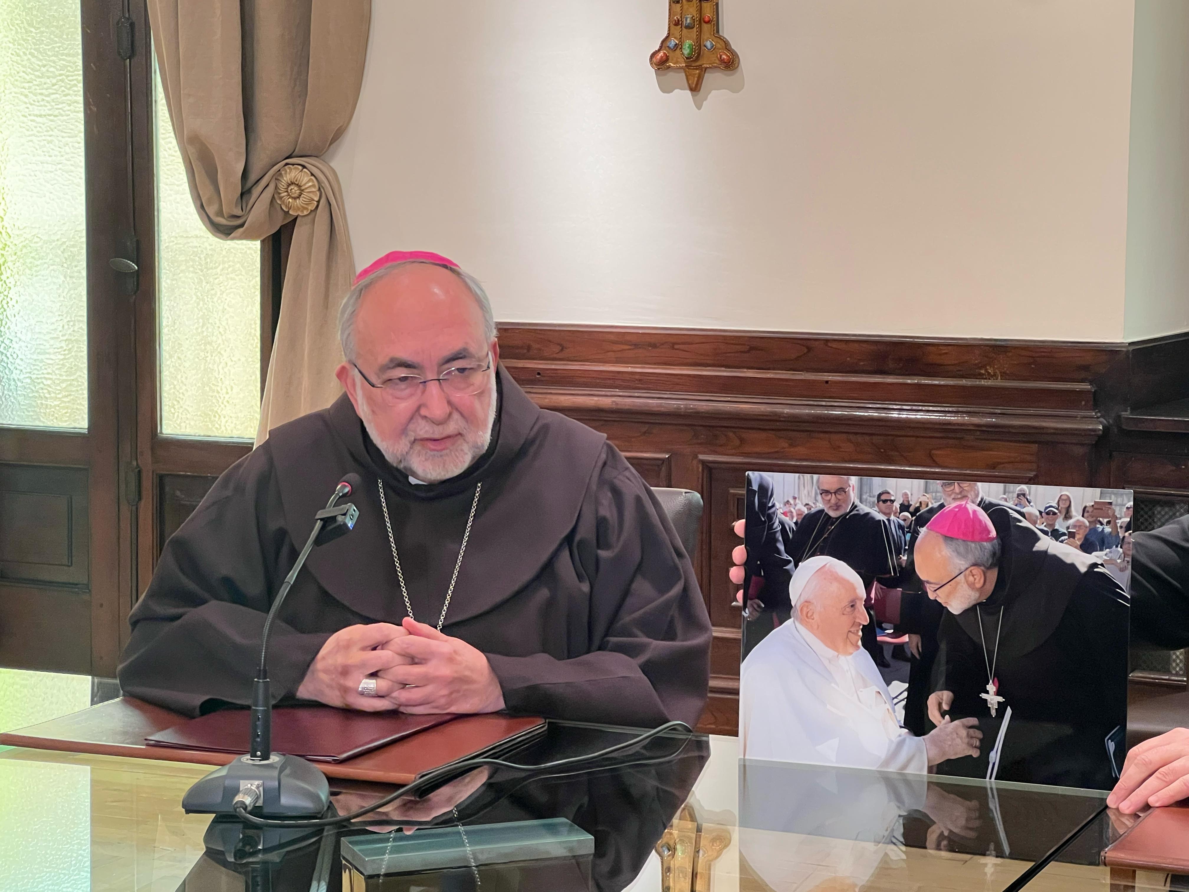 El arzobispo de Oviedo posa orgulloso con la foto de su último encuentro con el Papa Francisco