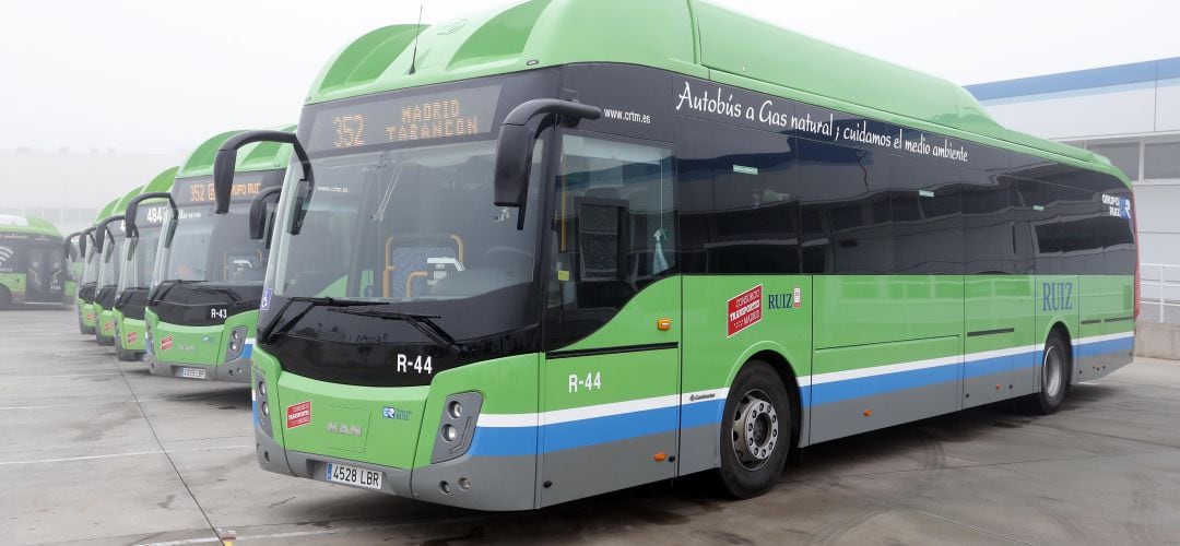 Las nuevos autobuses renuevan la flota con un combustible menos contaminante como el gas natural