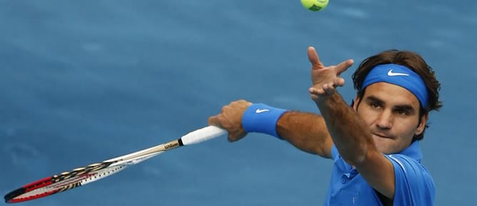 El tenista suizo Roger Federer efectúa un saque durante el partido de semifinales del Master 1.000 de Madrid disputado ante el serbio Janko Tipsarevic