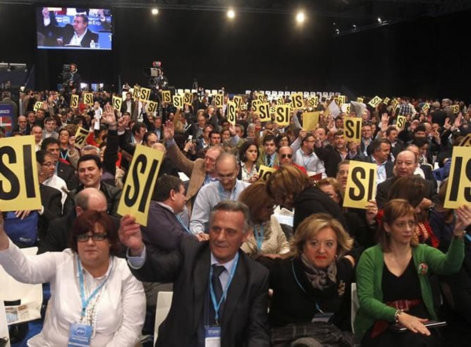 Una de las votaciones durante la segunda jornada del XVII Congreso del PP que celebra este fin de semana en Sevilla