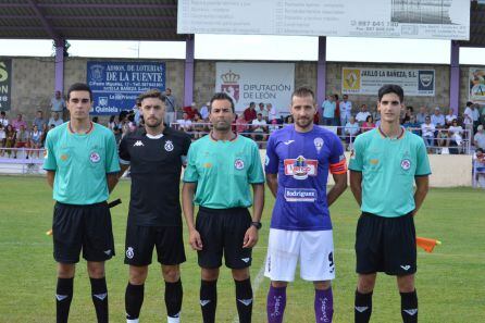 Samu Delgado y Richi, los capitanes, posan con el trío arbitral