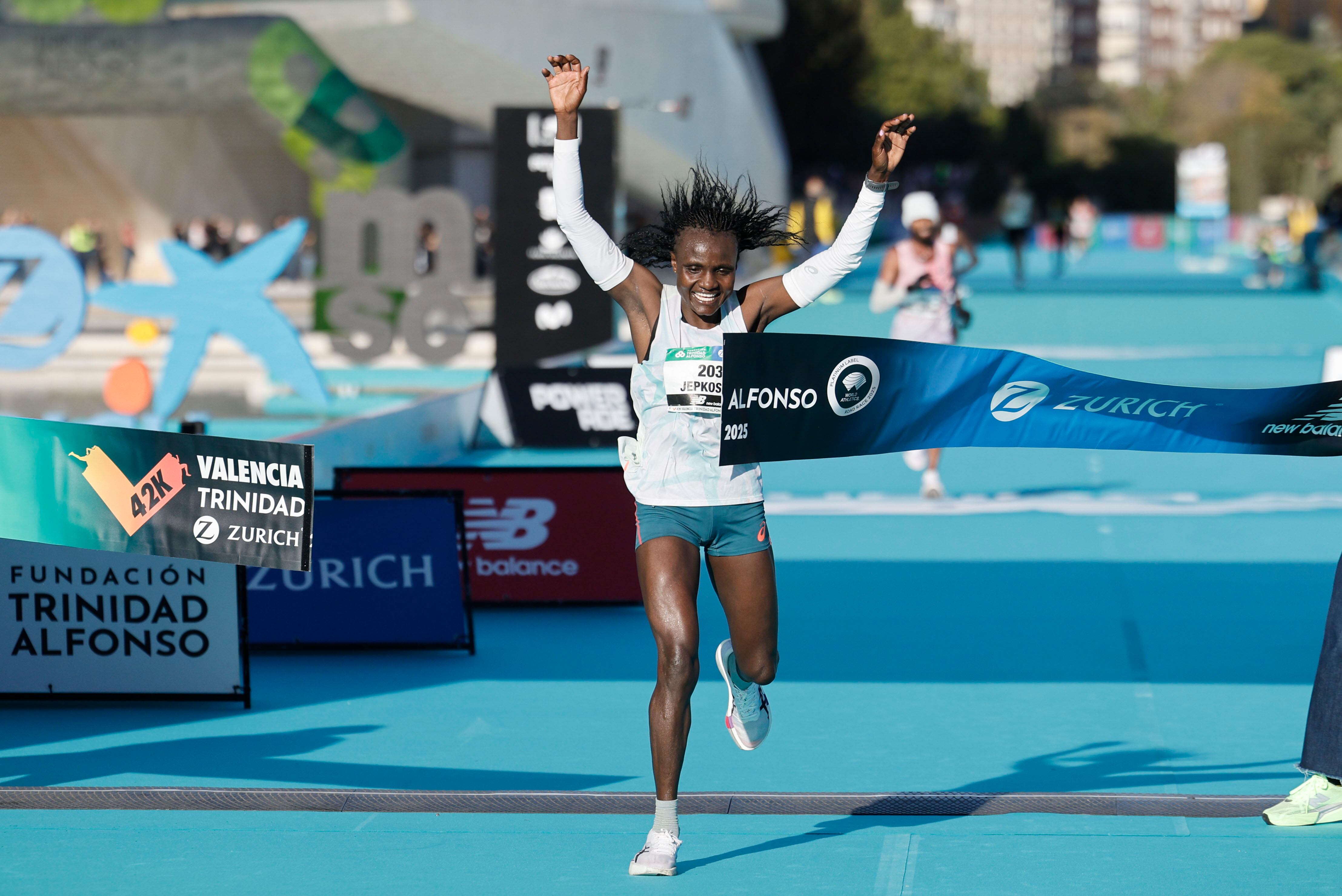 La corredora keniata Janeth Jepkosgei cruza la línea de meta para ganar la 45 edición del Maratón de Valencia Trinidad Alfonso Zurich, este domingo en Valencia.