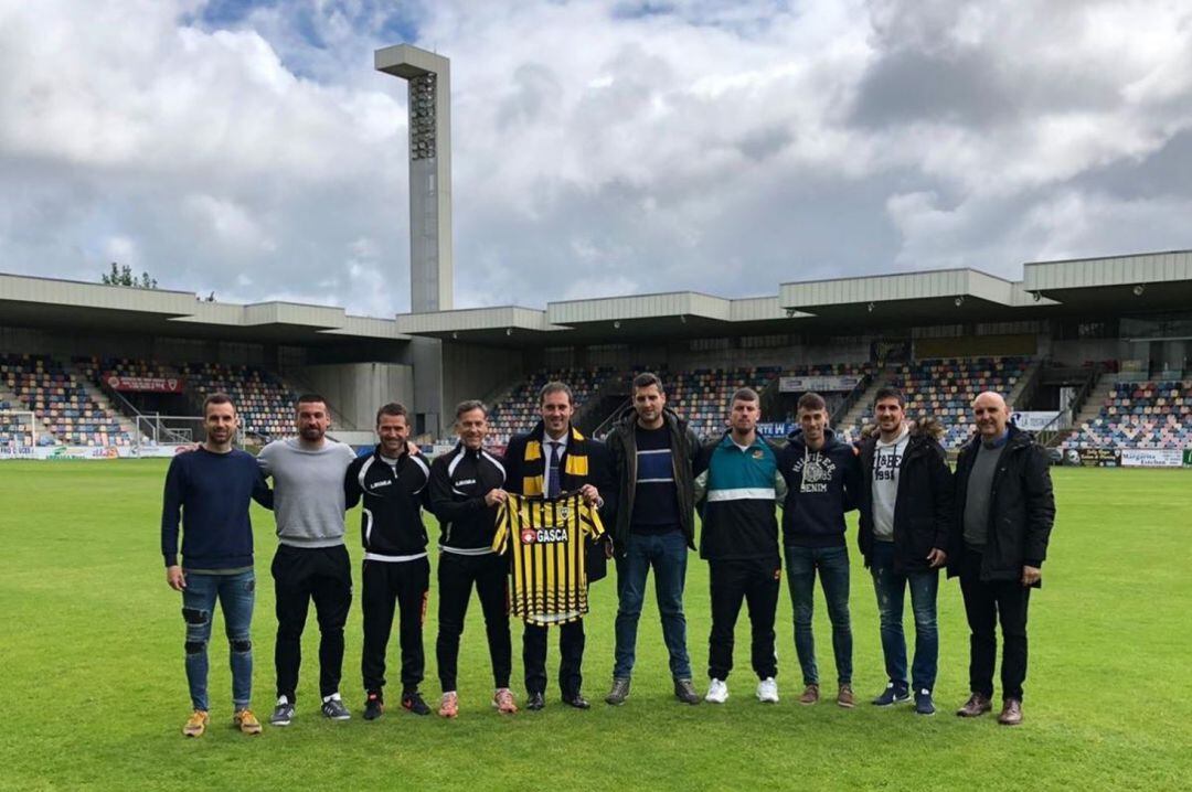 El cuerpo técnico de Barakaldo con un patrocinador