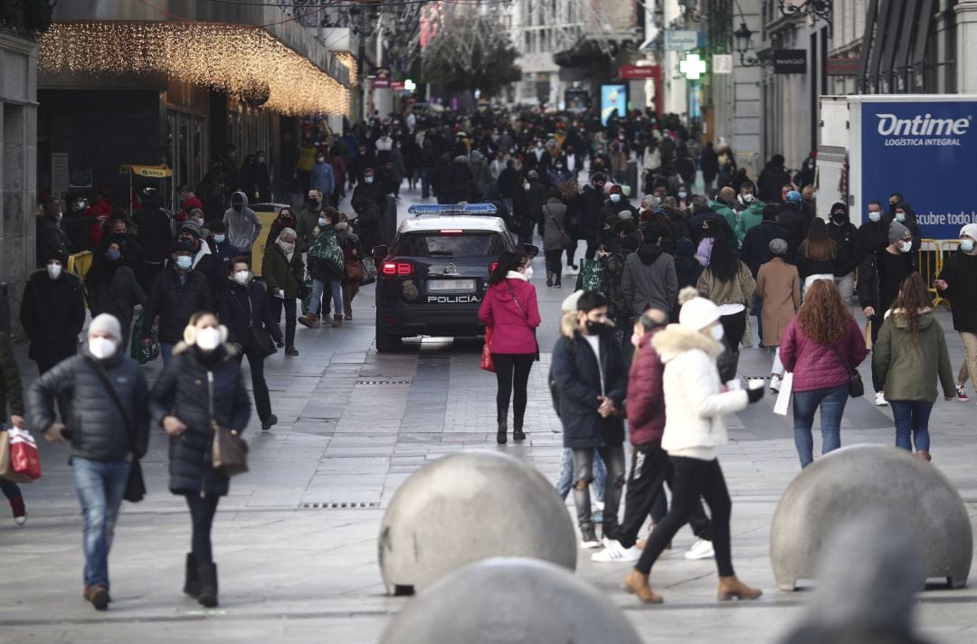 Varias personas caminan por una calle colindante a la Puerta del Sol, en Madrid, el pasado 30 de diciembre de 2020.