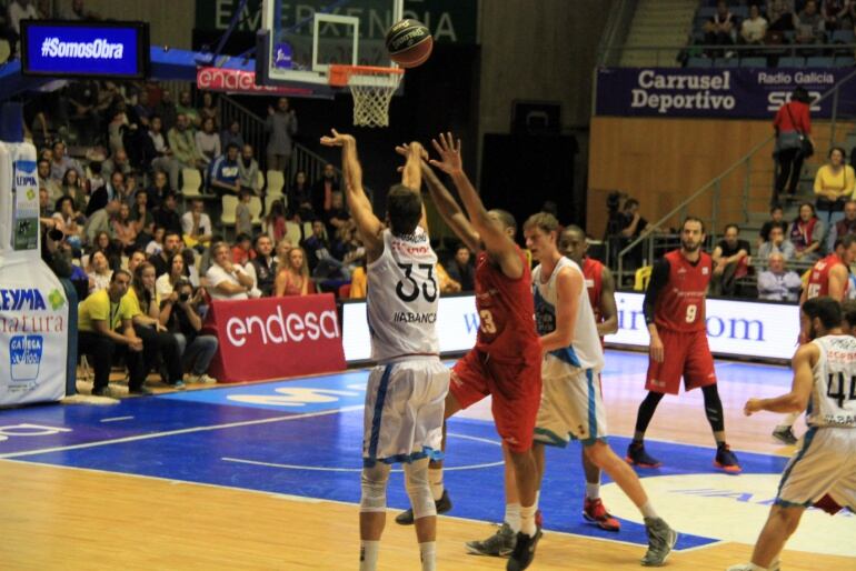 Alberto Corbacho lanzando un triple ante Tecnyconta Zaragoza en Fontes do Sar