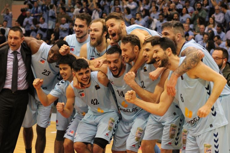 La plantilla del Cafés Candelas Breogán celebrando la Copa Princesa