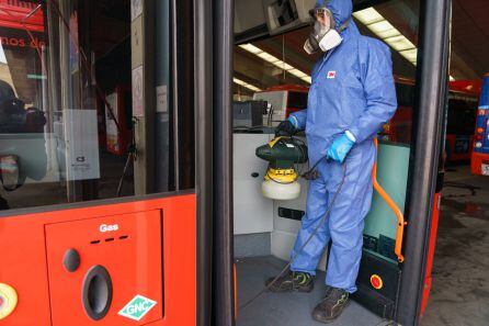Labores de desinfección en los autobuses urbanos