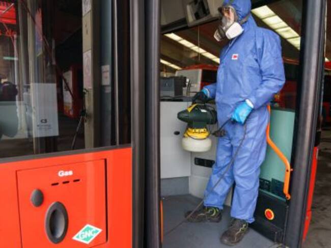 Labores de desinfección en los autobuses urbanos