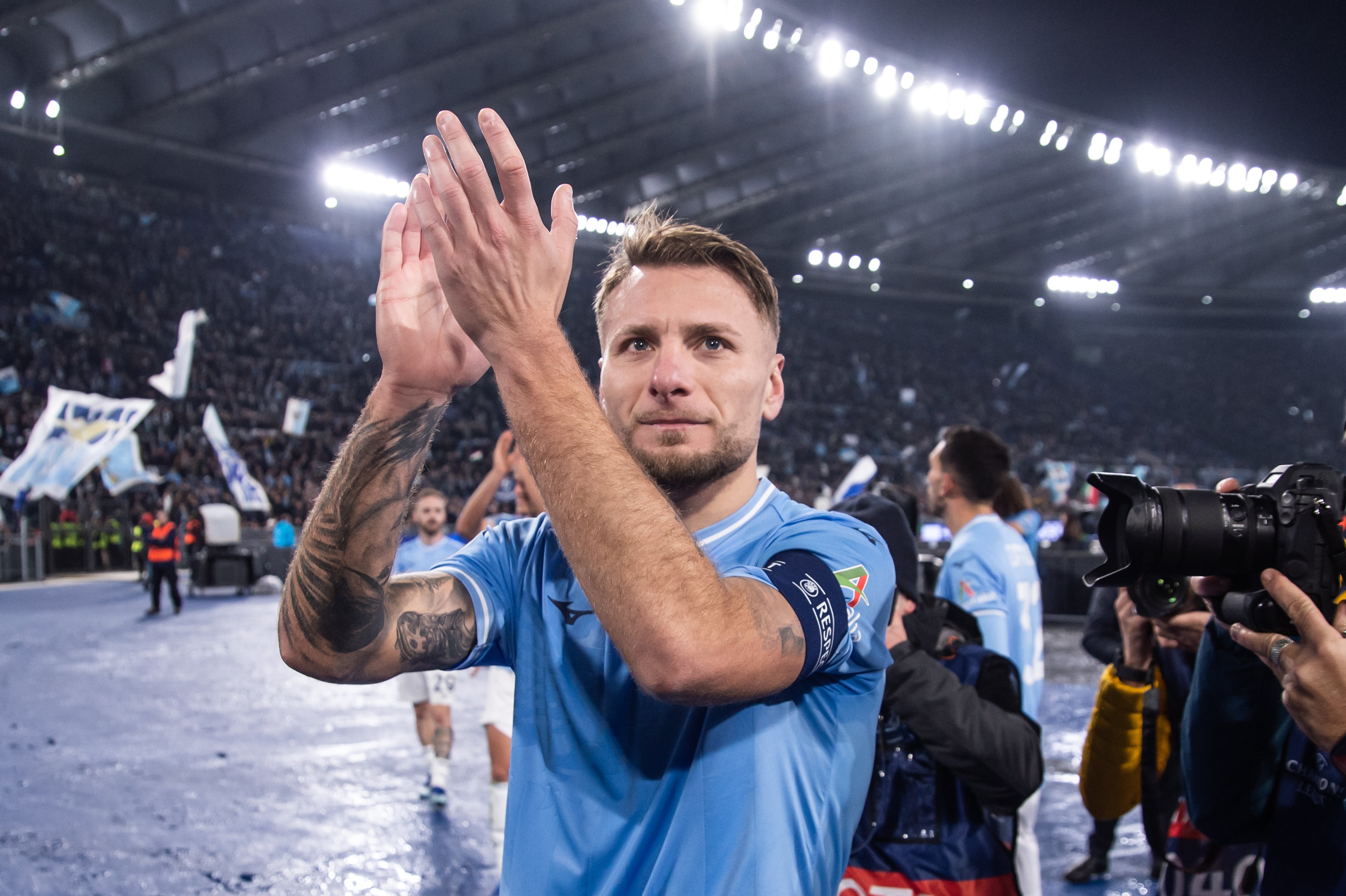 Ciro Immobile celebra una victoria de la Lazio en Champions con su afición