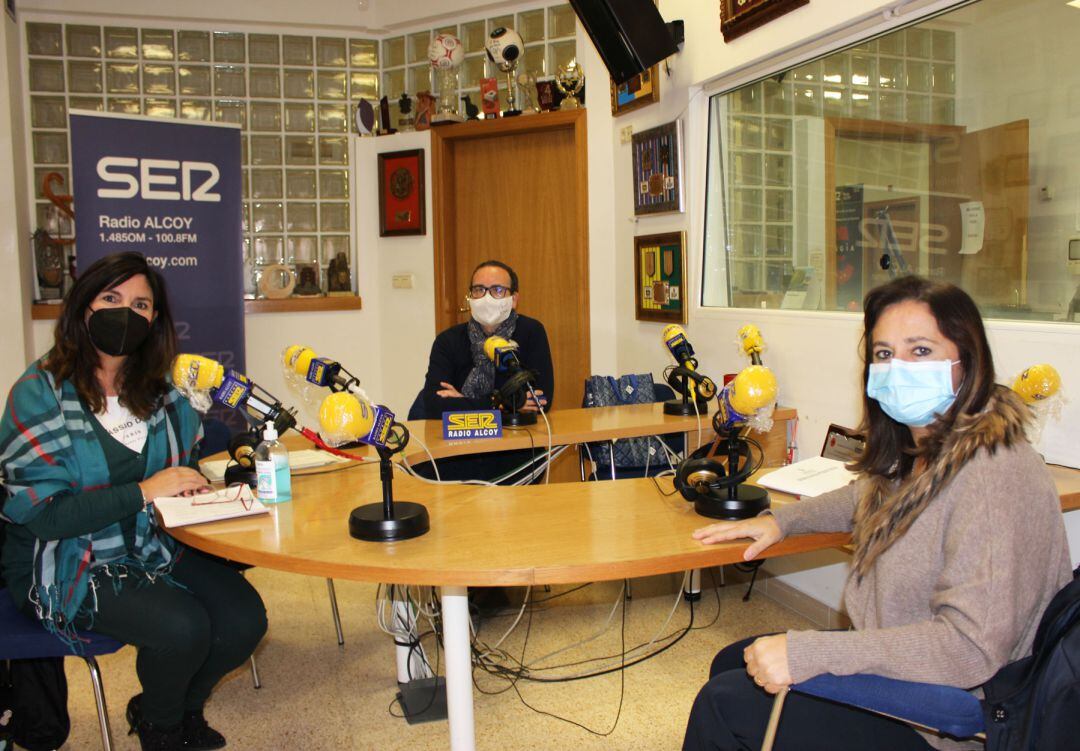 Concha Sánchez, Mónica Corbí y Gabriel Aura, en los estudios de Radio Alcoy