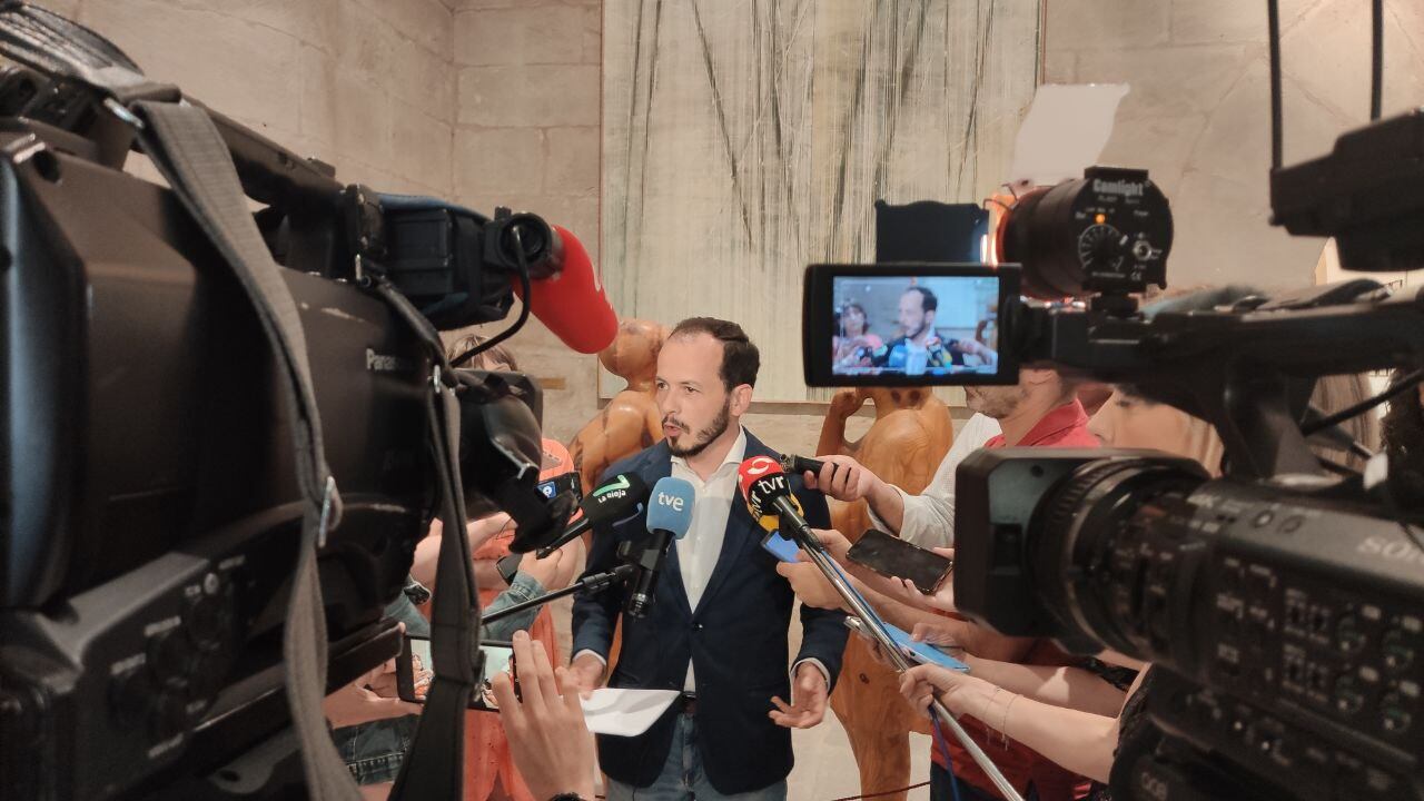 Pablo Baena atendiendo a los medios de comunicación