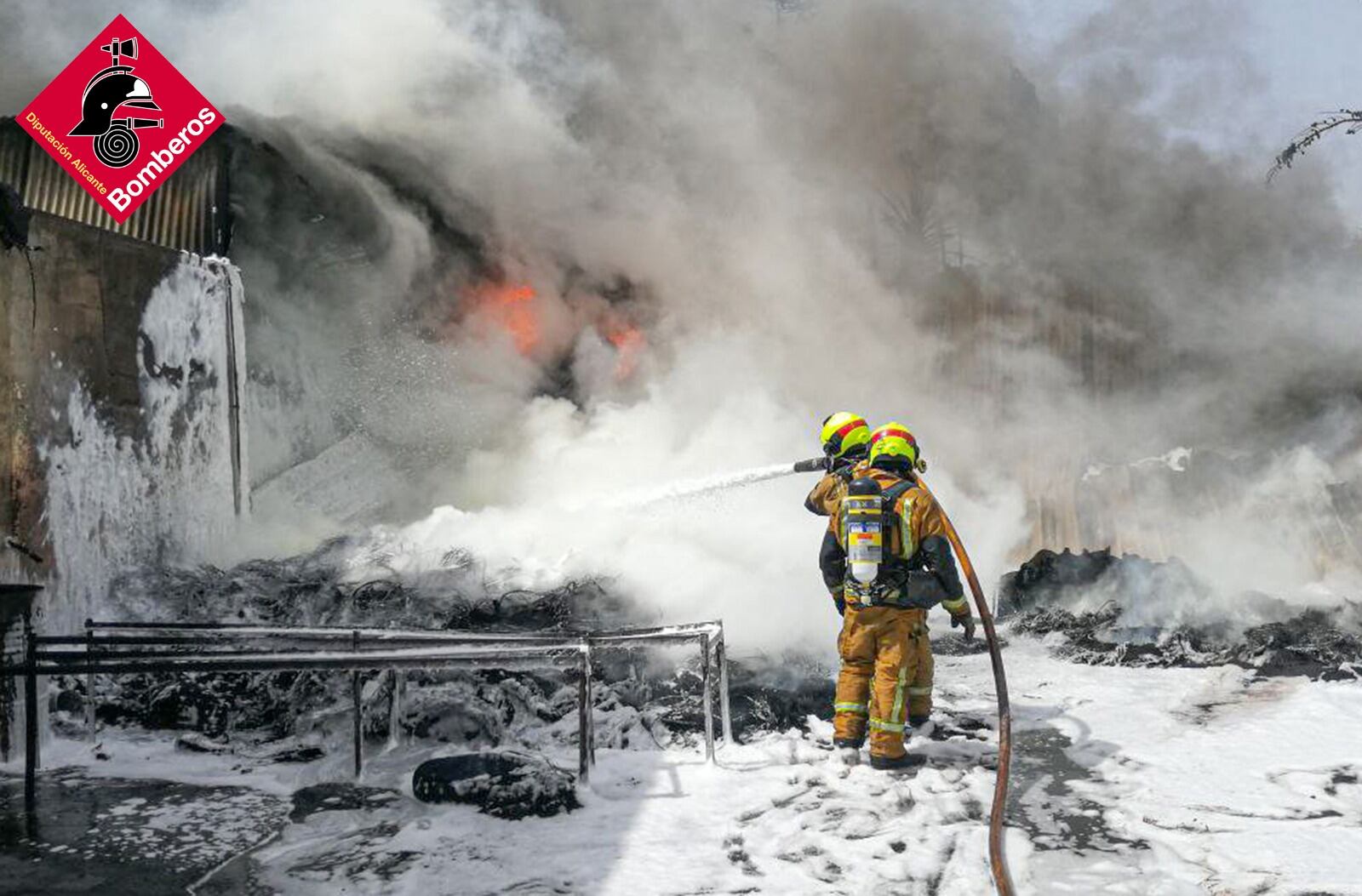 Bomberos en un incendio de Elche