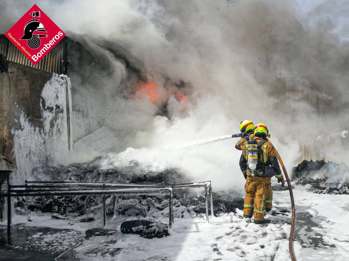 Un incendio en una fábrica de neumáticos de Elche provoca una enorme columna de humo
