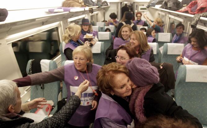 La exalcaldesa de Gijón y exsecretaria de Estado de Instituciones Penitenciarias, Paz Fernández Felgueroso, saluda a decenas de mujeres en el &quot;Tren de la Libertad&quot; contra la reforma de la ley del aborto que ha llegado a Oviedo