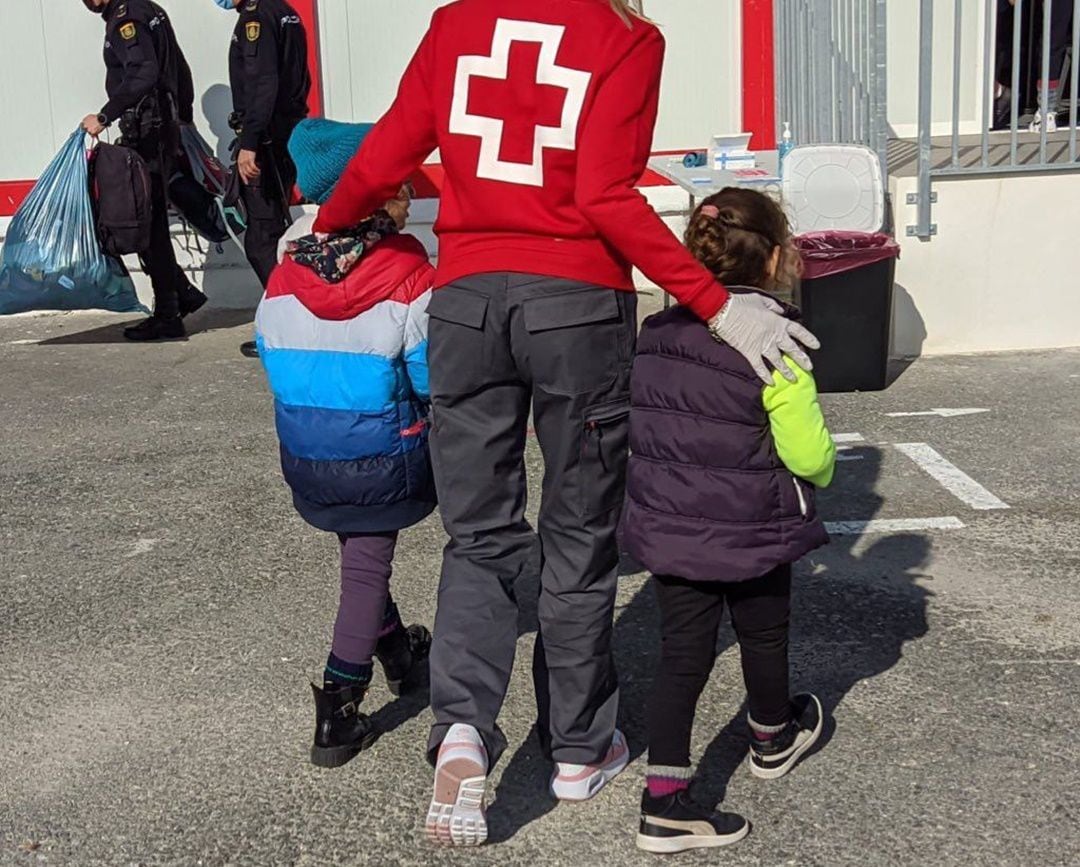 Niños llegados a la costa de Altea en una patera en enero de 2022