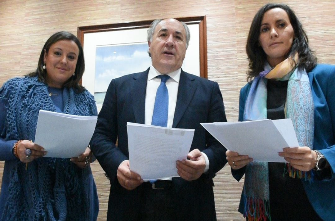 El alcalde de Algeciras, José Ignacio Landaluce, entre las concejalas de medioambiente (Laura Ruíz) y urbanismo (Yéssica Rodríguez)