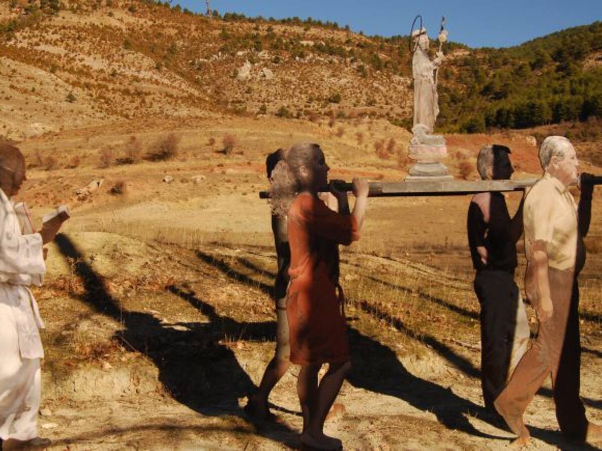 Sin cura y sin procesión