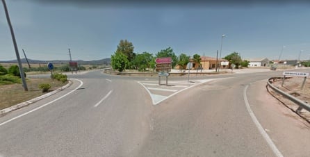 Glorieta en la A312 junto a la localidad de Arquillos, donde indica que se puede ir al Parque Natural por Úbeda pero no en dirección a Navas de San Juan, Santisteban del Puerto, Castellar o Sorihuela del Guadalimar, por donde también se llega al Parque, pudiendo hacerlo por numerosas alternativas desde pueblos como Villacarrillo, Villanueva del Arzobispo, Beas de segura o Puente de Génave entre otros.