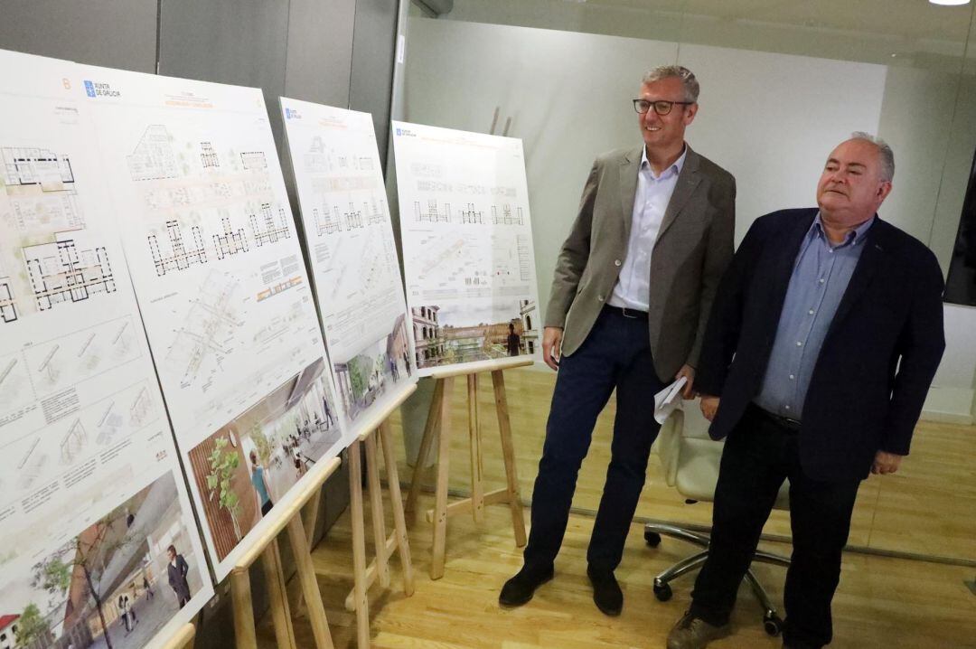 Alfonso Rueda y Juan Pintos contemplan los planos de la remodelación de San Caetano
