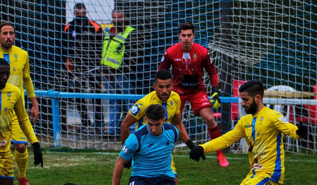 Todos los jugadores del equipo implicados en una acción defensiva de la Arandina en el reciente duelo ante La Granja.