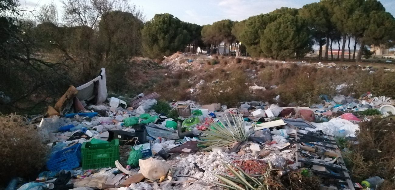 En la Zona 5 hay muebles y electrodomésticos, cubos de pintura, plásticos y vidrios de todo tipo. Juguetes, restos de objetos utilizados en obra, maderas y restos de escombros.