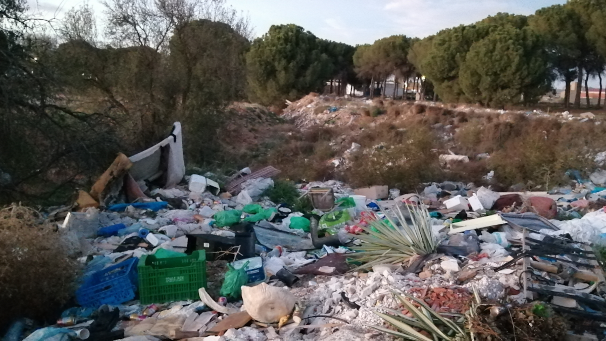 Ecologistas en Acción denuncia de nuevo los vertederos de San Clemente y el consistorio ya trabaja en su limpieza