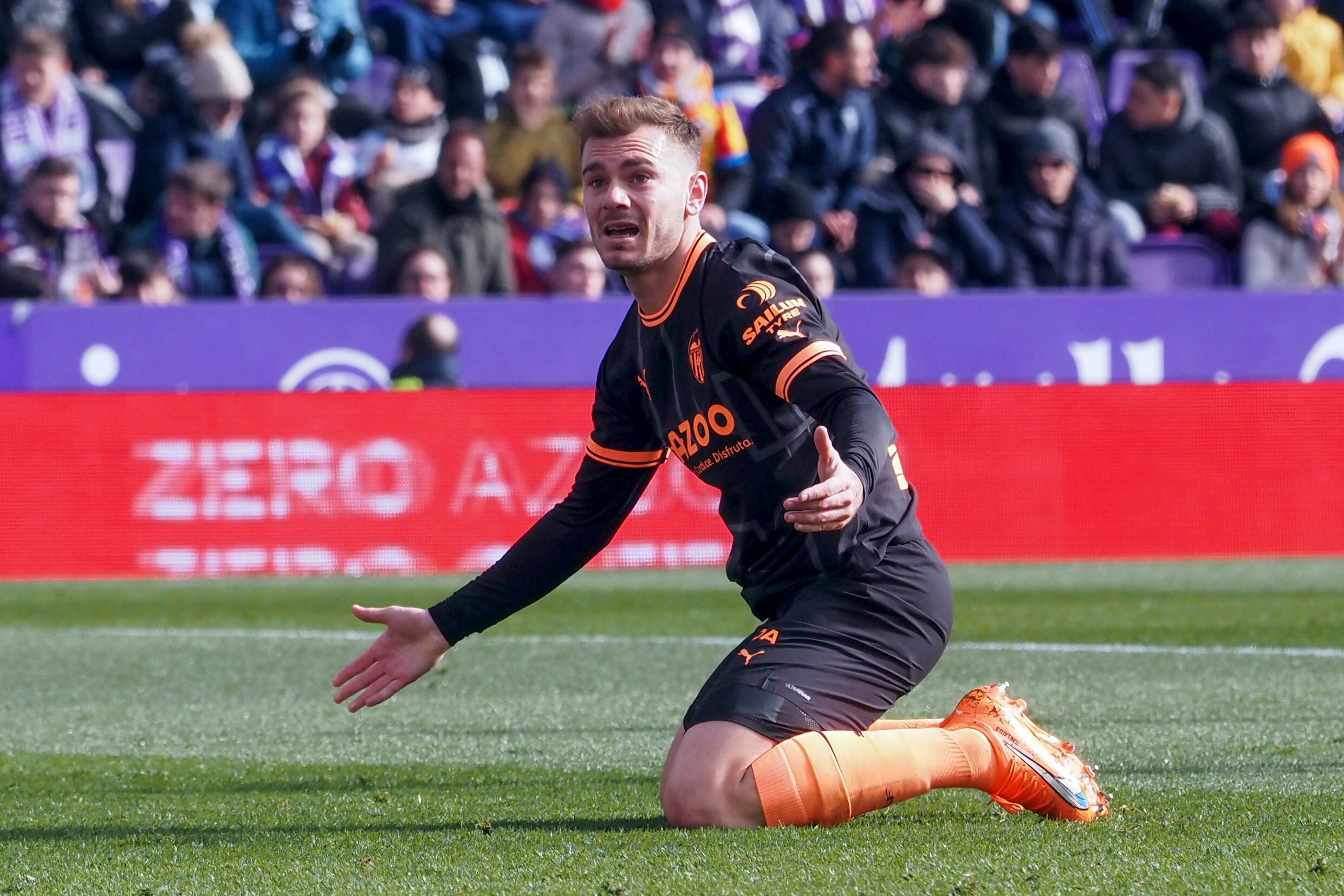 VALLADOLID, 29/01/2023.- El defensa del Valencia C.F. Toni Lato gesticula durante el partido de LaLiga Santander que enfrenta al Real Valladolid contra el Valencia este domingo en Valladolid. EFE/ R. García
