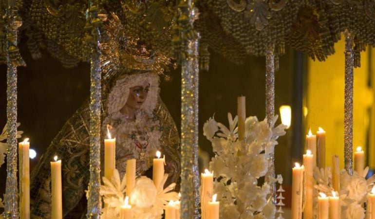 La Esperanza Macarena en su paso de palio durante la Madrugá