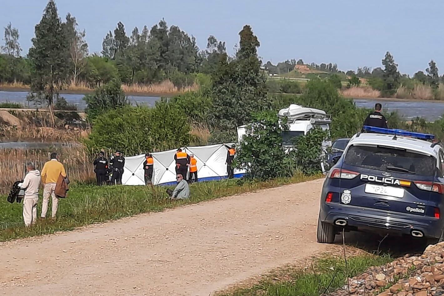 BADAJOZ, 21/03/2024.- Efectivos del operativo de búsqueda del menor desparecido en aguas del río Guadiana, en Badajoz, han hallado este jueves un cadáver, según han informado a EFE fuentes de este dispositivo. El cadáver ha sido encontrado por los buzos de los equipos GEO de la Policía Nacional a unos 20 metros cauce abajo del azud de Las Crispitas, lugar próximo en el que en la tarde de este miércoles desapareció un niño de 13 años que se estaba bañando. El médico forense determinará, tras las pruebas precisas, la identidad de la persona fallecida. EFE/José Luis Real
