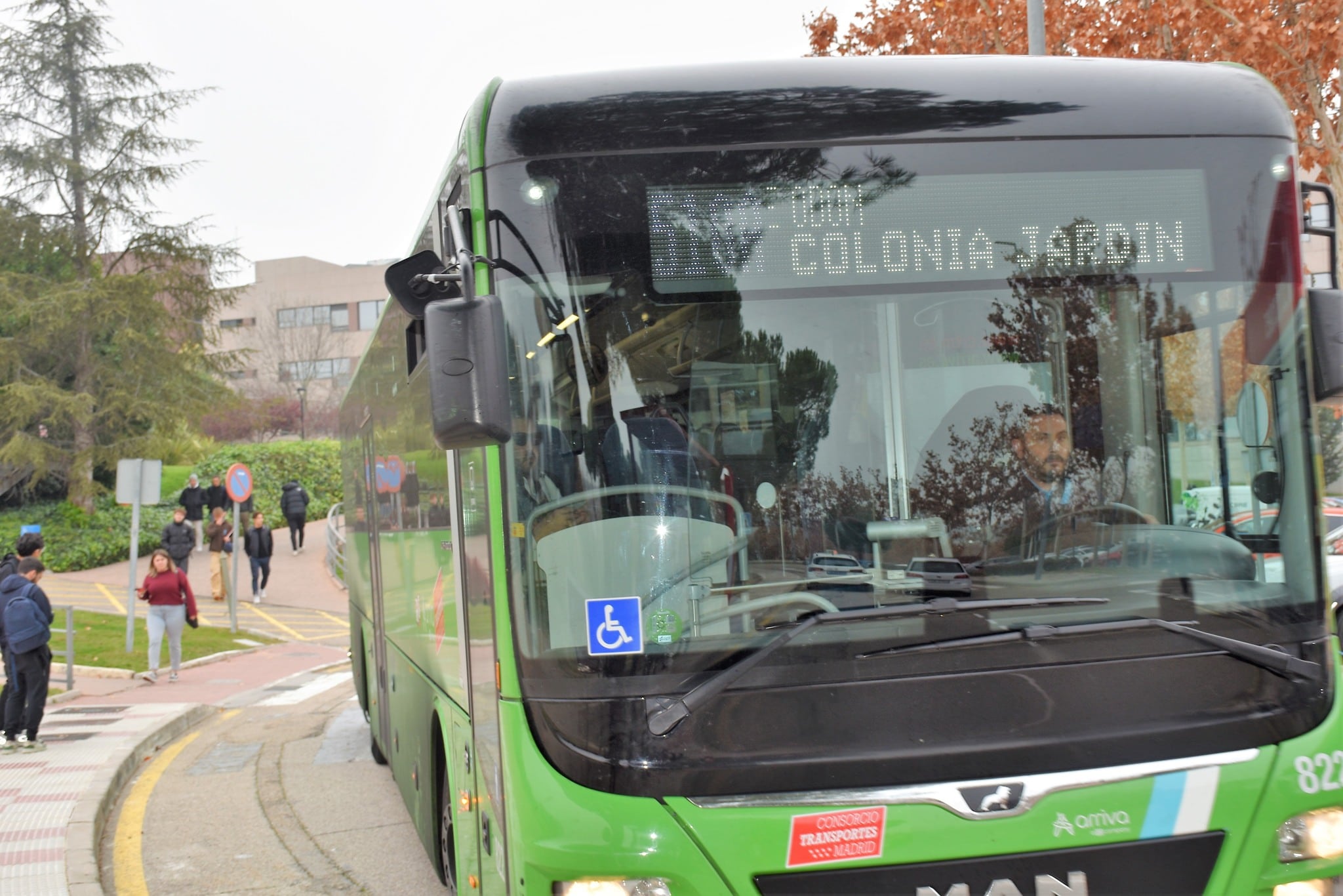 Uno de los autobuses que tienen parada en el campus de la Universidad Europea en Villaviciosa de Odón