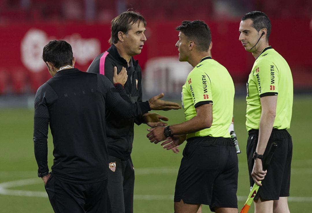 Lopetegui habla con Gil Manzano tras el partido. 