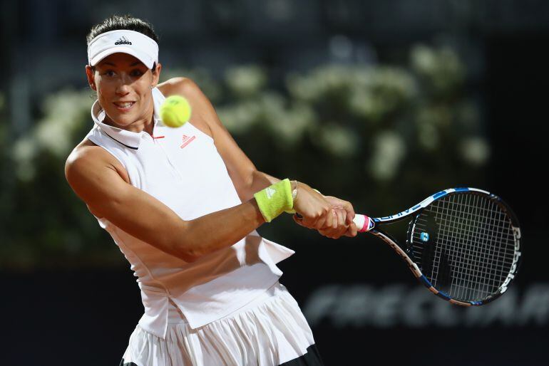 Garbiñe Muguruza devuelve una bola 