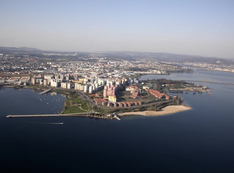 Vista aérea del barrio y de la playa de Caranza
