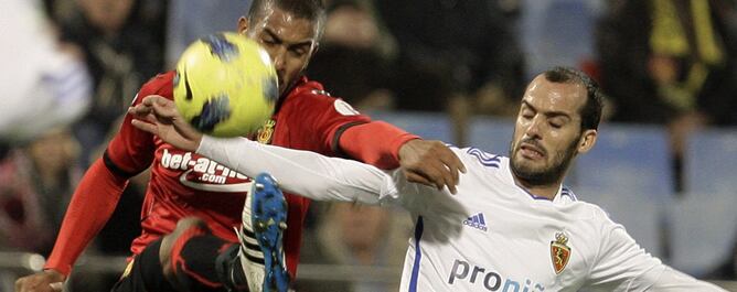 El centrocampista portugués del Real Zaragoza Rubén Micael (d) pugna por el balón con el mediocentro argentino del RCD Mallorca Fernando Tissone durante el partido correspondiente a la décimo sexta jornada de liga de Primera División que enfrenta esta tar