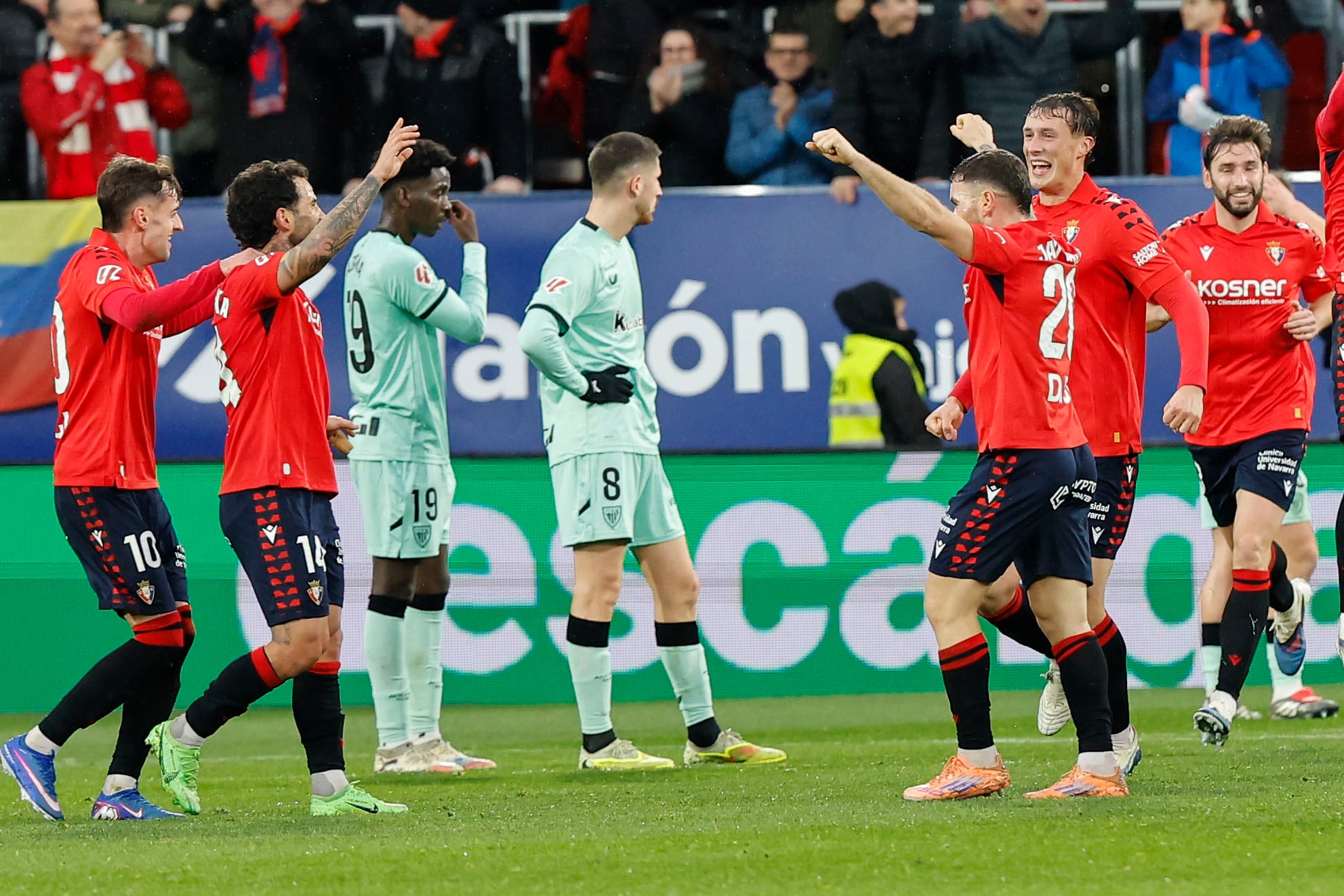 Los jugadores del Osasuna celebran el gol de Rubén García ante el Athletic Club de Bilbao en El Sadar 