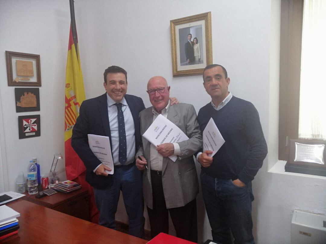 Representantes de la Mancomunidad Tierras de Medina y de Ferrovial firman el contrato por ocho años