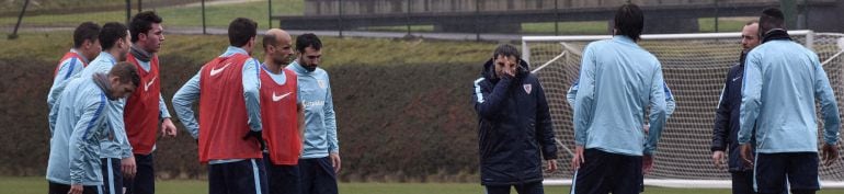  El técnico del Athletic de Bilbao, Ernesto Valverde (c), da instrucciones a los jugadores durante la sesión de entrenamiento del equipo, el segundo con el que prepara el partido liguero del sábado ante el Real Madrid en el Santiago Bernabéu. EFE MIGUEL T
