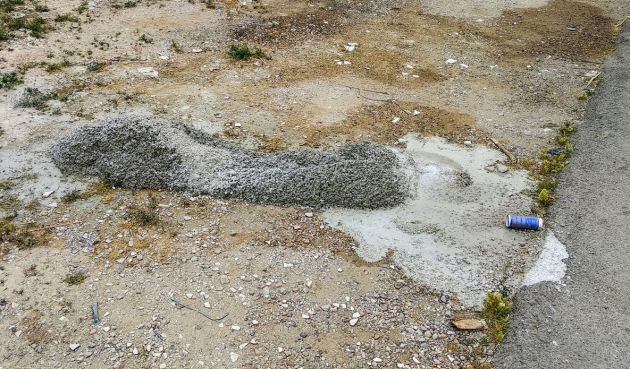 Los materiales sobrantes de las nuevas construcciones suelen acabar de esta forma. Así lo denuncia Paco Román desde su cuenta @BarriomarObs