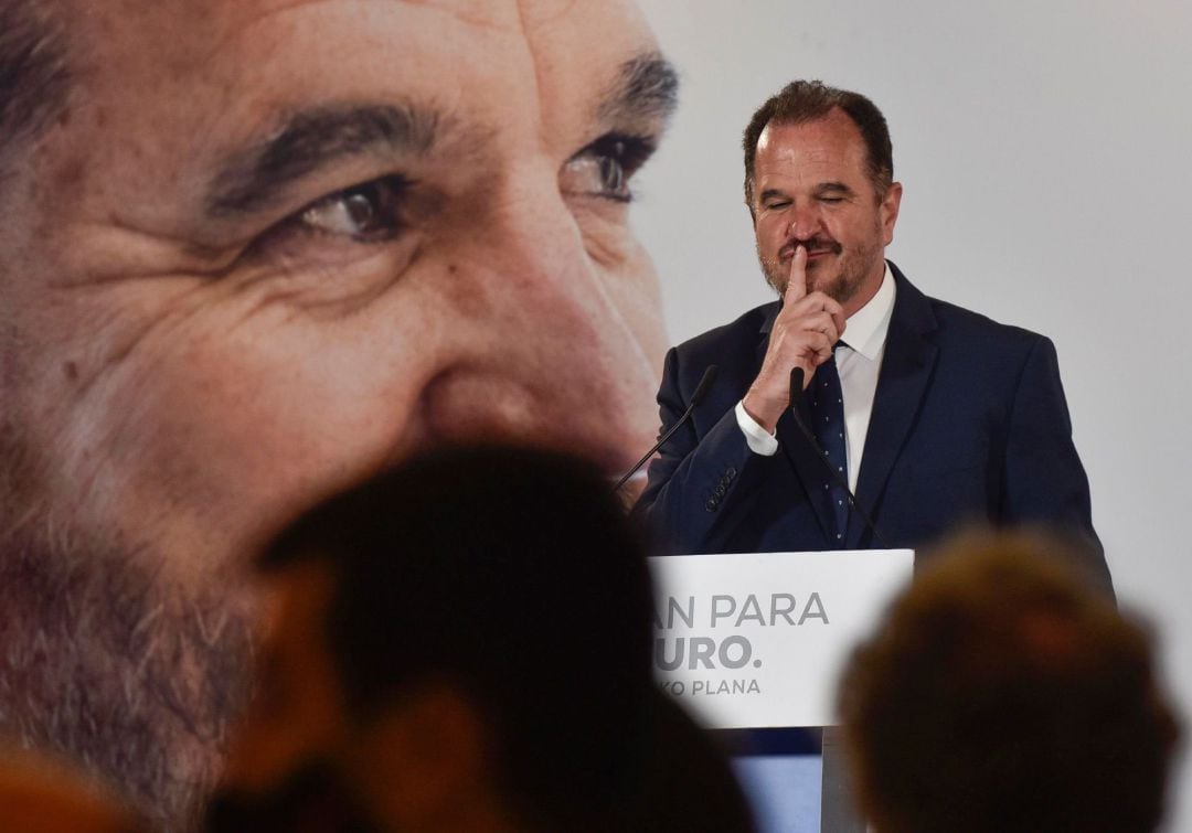  El candidato a lehendakari de PP+Cs, Carlos Iturgaiz, durante su comparecencia esta noche electoral ante los medios de comunicación para hacer un balance de los resultados de las elecciones vascas tras seguir el escrutinio en un hotel de Bilbao.