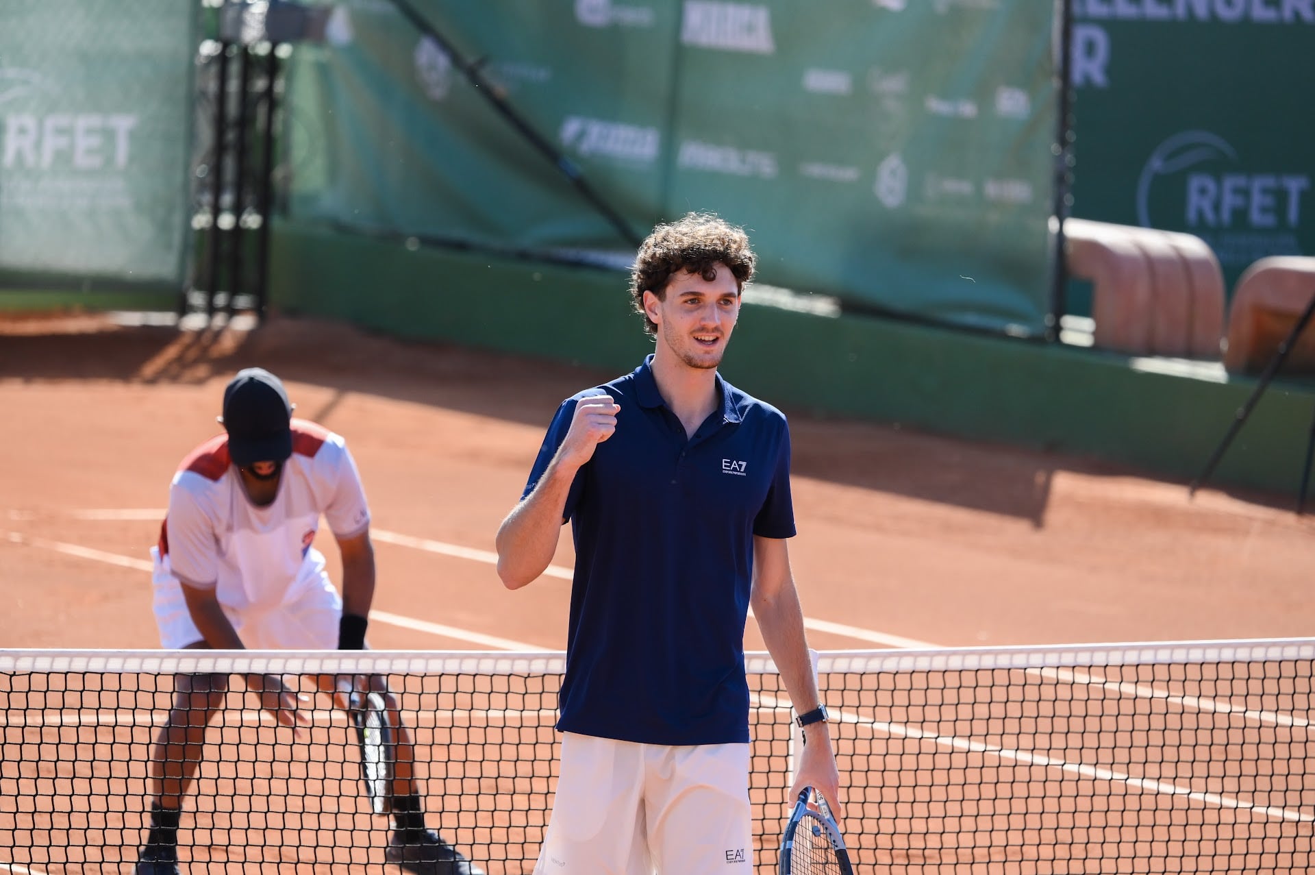 Matteo Vavassori celebra un punt en el partit en que van eliminar als caps de sèrie número 1 en dobles.