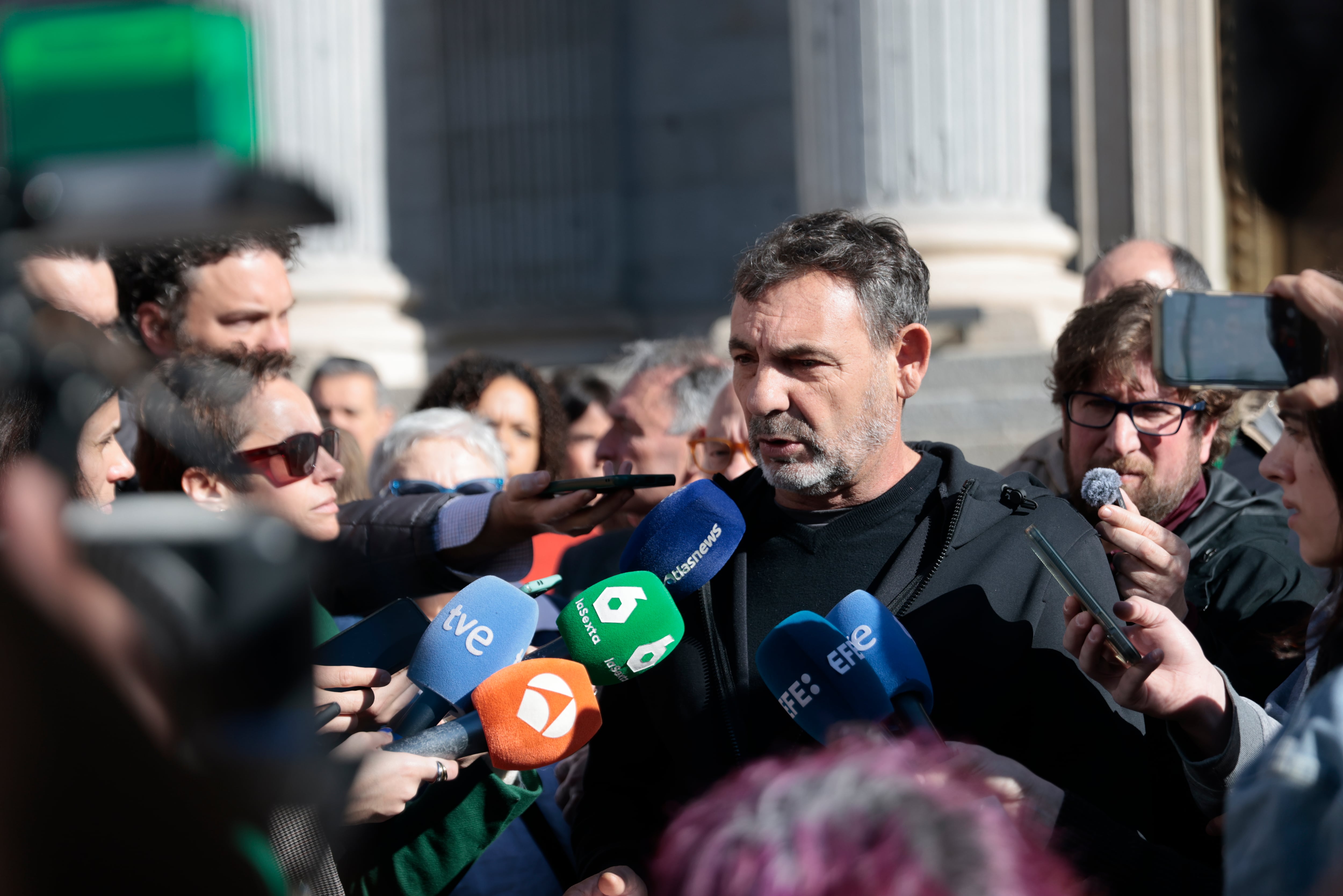 Oscar Camps, fundador y director de Open Arms, presenta "Rumbo a Cuba", una flotilla de ayuda humanitaria impulsada por organizaciones sociales, sindicales y políticas, este jueves frente al Congreso de los Diptados. EFE/ Marcos Villaoslada