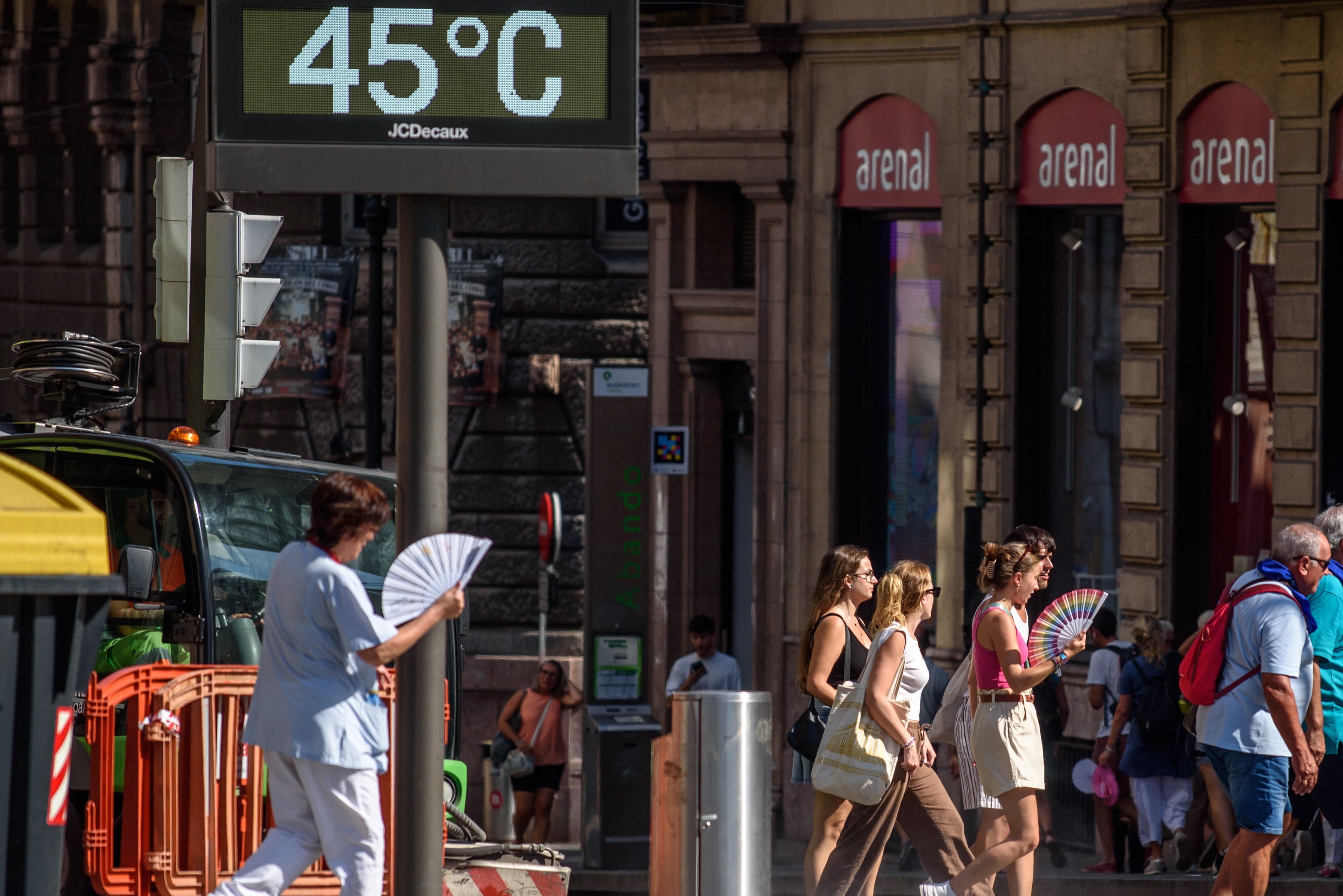 Varias personas intentan aliviarse del calor en Bilbao el pasado agosto.