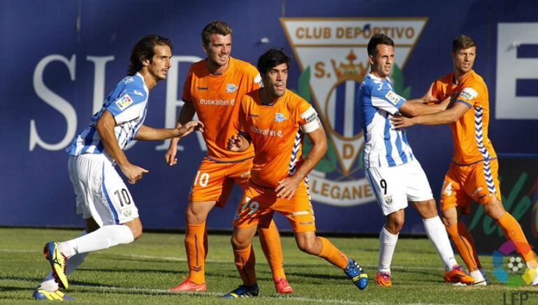 Manu García defiende una acción en un partido ante el Leganés