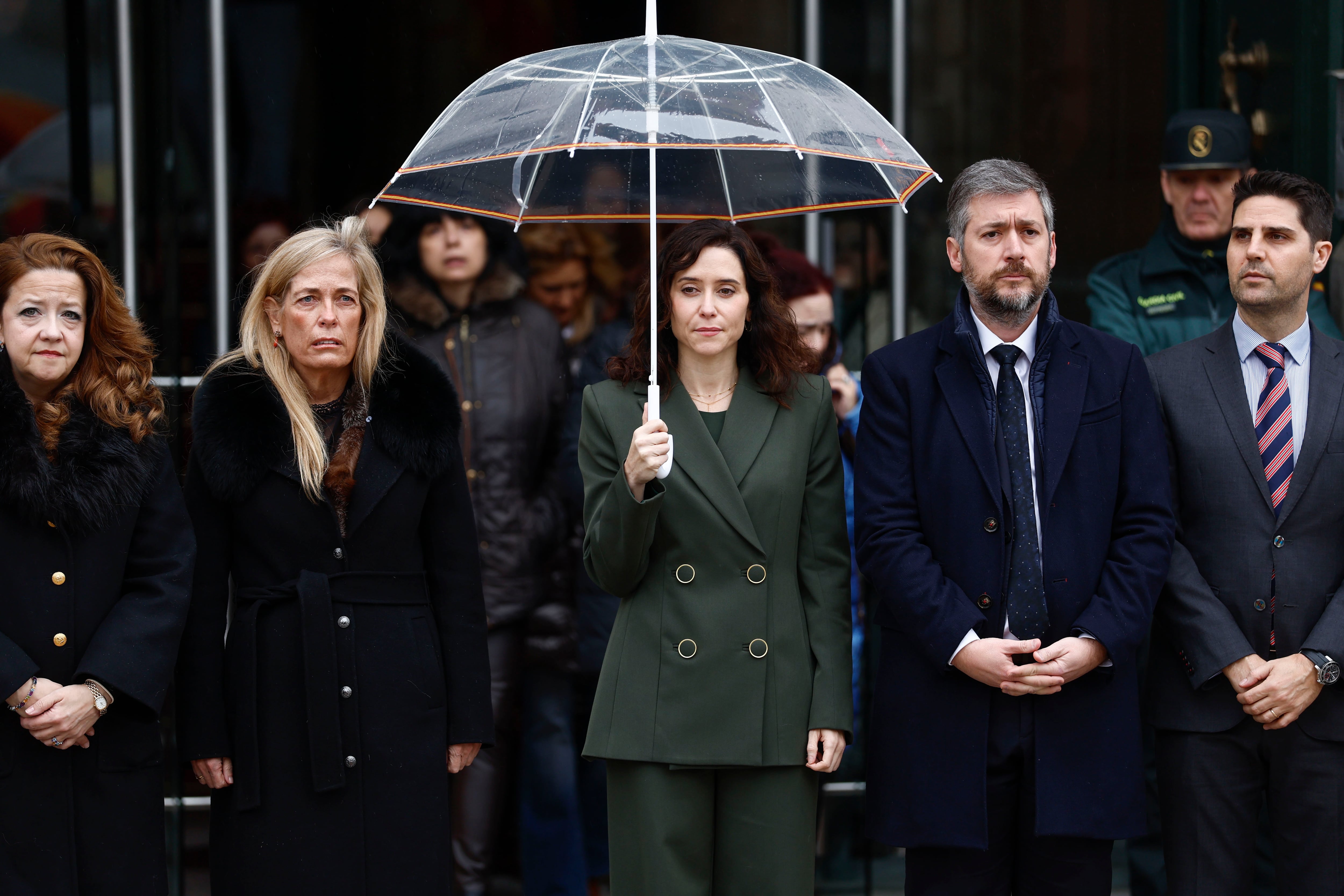 MADRID, 21/01/2026.- La presidenta de la Comunidad de Madrid, Isabel Díaz Ayuso (c), participa junto a los consejeros del Gobierno regional en el minuto de silencio convocado como señal de duelo por las víctimas del accidente ferroviario de Adamuz, este miércoles en la Puerta del Sol en Madrid.-EFE/ Rodrigo Jiménez