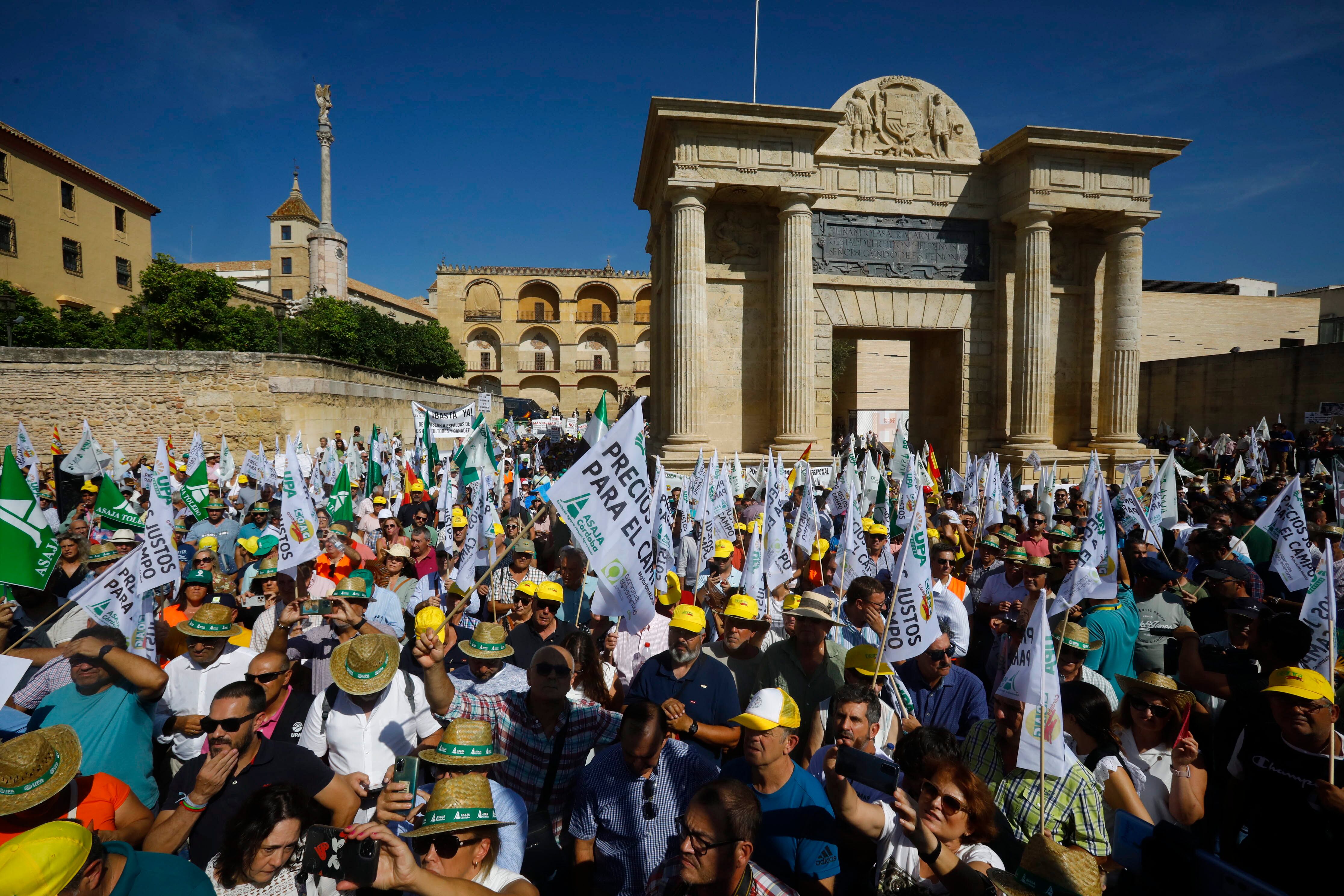 GRAFAND4765. CÓRDOBA, 05/09/2023.- Manifestación de agricultores durante la reunión de los ministros de agricultura de la unión europea celebrada hoy en Córdoba. EFE/Salas
